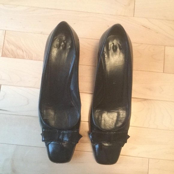 Italian made patent leather bowed day heel. - Picture 2 of 5